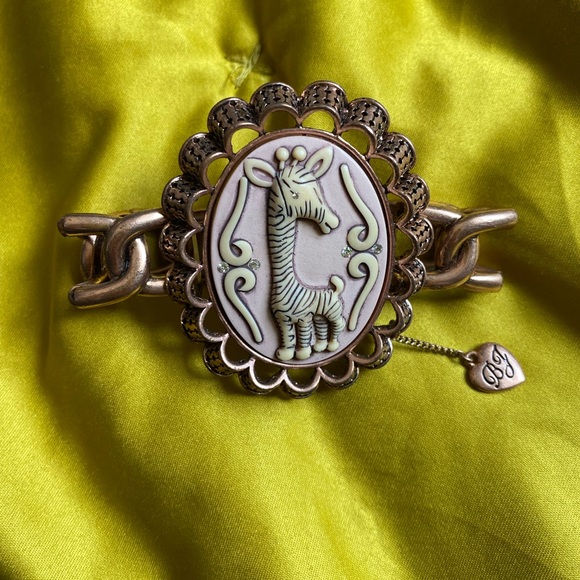 VINTAGE BETSEY JOHNSON BRACELET - Picture 2 of 5